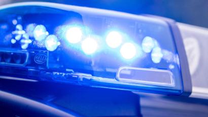 Symbolbild: Lino Mirgeler/dpa
Passanten hatten den Mann am Montag nahe einer Brücke in Bayreuth gefunden. (Symbolbild)