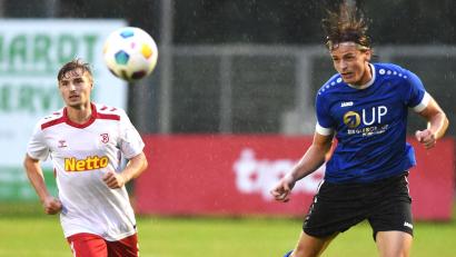 Bild: Büttner
Felix Behnke (rechts) klärt in dieser Situation vor einem Regensburger Angreifer. Die SpVgg SV kassierte im Freitagspiel gegen die U21 des SSV Jahn in letzter Sekunde den 1:1-Ausgleich.