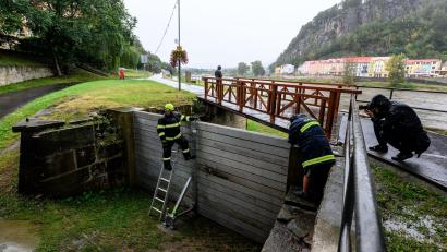 Bild: Hájek Ondøej/CTK/dpa
Entlang der Flüsse in Tschechien haben sich die Menschen auf Hochwasser vorbereitet.
