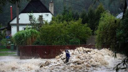 Bild: Petr David Josek/AP
Trümmer sammeln sich am Fluss Opavice.