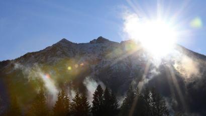 Archivbild: Angelika Warmuth/dpa
Bergretter aus Deutschland und Österreich suchen im Lawinenkegel nach dem Verunglückten.