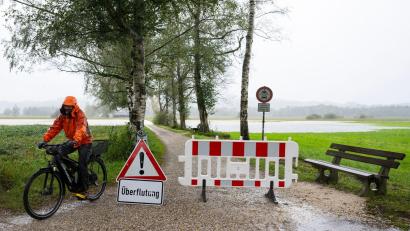 Bild: Lennart Preiss/dpa
In Bayern bringen die Regenmassen mancherorts Überflutungen mit sich.