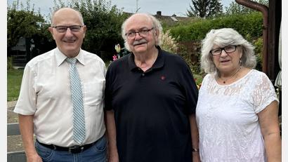 Bild: bö
Seinen 80. Geburtstag feierte Alfred Hafner aus Kümmersbruck gemeinsam mit seiner Frau Erika (rechts), Familienmitgliedern und Freunden. Links: 3. Bürgermeister Hubert Blödt.
