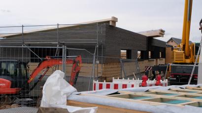 Bild: le
In Holz-Fertigbauweise wird der neue Gebäudetrakt der Firma MediFit in der Bahnhofstraße errichtet.