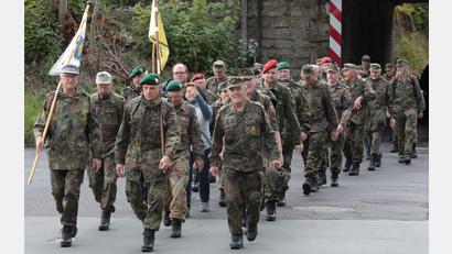 Bild: Wolfgang Steinbacher
Hier ein Bild vom Marsch der Verbundenheit des bayerischen Reservistenverbandes in Sulzbach-Rosenberg. Die Veranstaltung soll die öffentliche Aufmerksamkeit auf die Leistungen und die laufend steigenden Anforderungen der Bundeswehr lenken.