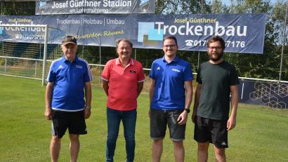 Bild: jr
Die Sportfreunde Kondrau spielen künftig im Josef-Günthner-Stadion. Im Bild Namensgeber und Sponsor Josef („Stumpi“) Günthner (Zweiter von links) zusammen mit Josef Bauer (links) sowie Spielleiter Johannes Brunner (rechts) und Vorsitzendem Andreas Koch.