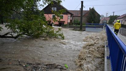 Bild: álek Václav/CTK/dpa
In Südmähren ist ein Fluss nach massiven Regenfällen stark angeschwollen.