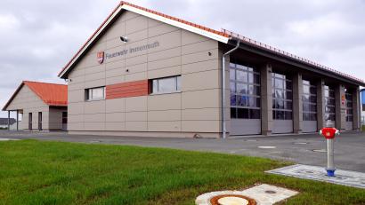 Bild: bkr
Das neue Feuerwehrgerätehaus im Gewerbegebiet West, an der Straße Droiacker, wird am Wochenende mit sehr viel Leben erfüllt. Viel Prominenz wird am Samstag zur Einweihung erwartet und am Sonntag belebt ein umfangreiches Programm.