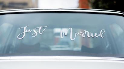 Bild: Rolf Vennenbernd/dpa
Ein Unfall im Brautauto - Glück im Unglück hatte ein frisch vermähltes Paar in Oberbayern. (Symbolbild)