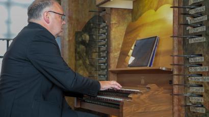 Bild: Wolfgang Steinbacher
Den Abschluss der diesjährigen Orgelmusikreihe in der Schulkirche bildete der Kammerchor der Basilika St. Martin mit Bernhard Müllers am Dirigentenpult und an der Orgel.