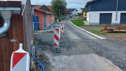 Bild: mnt
Bei den aktuellen Dorferneuerungsmaßnahmen, wie hier zum Beispiel am Tradweg, werden die Kabelverbände für den Gigabitausbau bereits mitverlegt.