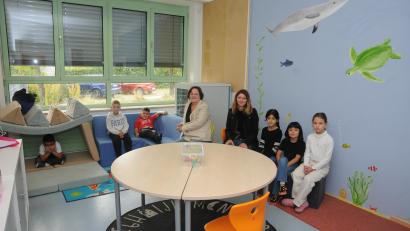 Bild: ge
Das neue Ruhezimmer in der Jahngrundschule mit einem Motiv aus dem Meer ist gelungen. Die Bezüge zum Ozean passen zum Unterrichtsfach Zukunft, in dem es auch um Meeresverschmutzung geht. Zufrieden zeigen sich die Gestalterin Melanie Sichelstiel (Vierte von rechts) und Rektorin Andrea Dechant (Fünfte von rechts).