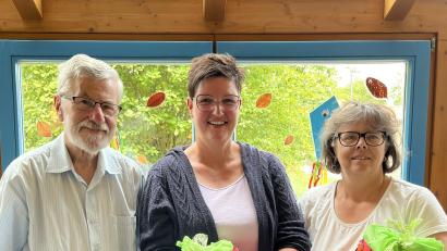 Bild: gis
Karin Müller (Mitte) ist die neue Leiterin der Kita St. Nikolaus in Mehlmeisel. Ihre Stellvertreterin ist Sylvia Hautmann. Begrüßt und beschenkt wurden sie von Kirchenpfleger Manfred Prechtl.