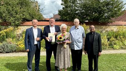 Bild: Stefanie Gradl
1. Vorsitzender der Wählergemeinschaft Arbeitnehmer-Eigenheimer Markus Schertl, 1. Bürgermeister Hans-Martin Schertl, Pfarrer i.R. Dietmar Schindler und Pfarrer Hruday Madanu (von links) gratulierten Theresia Lettner zum 90. Geburtstag.