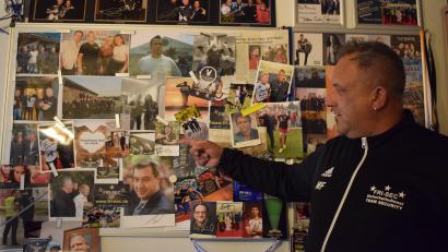 Bild: szl
Marcus Fritsch an seiner "Wall of Fame" mit Autogrammen und Fotos von Promis und Persönlichkeiten. Darunter sind Schauspieler, Musiker und Politiker.