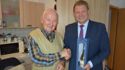 Bild: jr
Glückwünsche zum 90. Geburtstag erhielt Franz Baumgartner (links) von Bürgermeister Stefan Grillmeier.