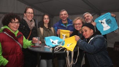 Bild: Hirsch
Gute Stimmung trotz schwachen Besuchs: DJ Maca, die Vertreterinnen der Oberpfalz Marketing e.V., Cindy Michel und Anja Wirth, sowie Landkreis-Sportreferent Manuel Lischka (von rechts) feierten mit den Gästen bei der Aftershow-Party im ZKF-Zelt.