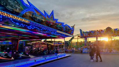 Bild: Gabi Schönberger
Trotz regnerischen Wetters laufen die Fahrtgeschäfte auf dem Volksfest.