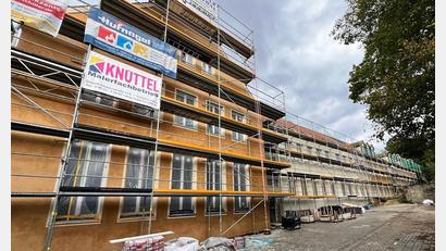 Bild: jp
Derzeit wird im Zuge der Sanierungsarbeiten die Fassade der Kastler Schule getüncht. Bis zum Winter soll das Gerüst wieder abgebaut werden.