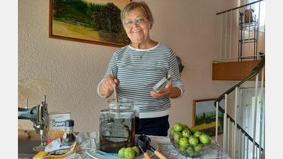 Bild: bl
Uschi Schmid hat das Rezept für Walnusslikör von ihrem Nachbarn übernommen und sorgt so dafür, dass es nicht in Vergessenheit gerät. Bis Weihnachten rührt sie einmal wöchentlich um, damit die Zutaten ihr volles Aroma entfalten können.