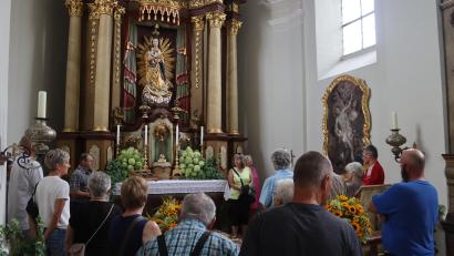 Bild: mrr
Ortsheimatpfleger Hubert Haas (links neben dem Hochaltar) bot den Kirwabesuchern einen Rundgang in der Kirche Maria Hilf an.
