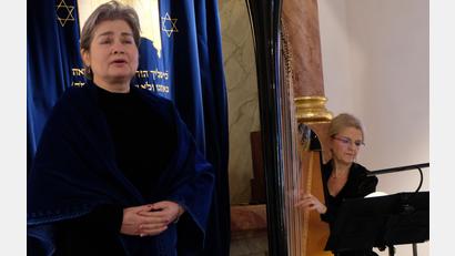 Bild: le
Sie spielten und sangen sich in die Herzen des Publikums in der Flosser Synagoge: Zdenka Solcova (Harfe) und Eva Garajova (Mezzosopran).