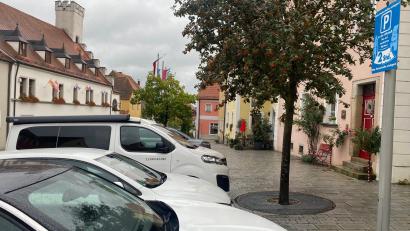 Bild: Wilhelm Amann
In der Nabburger Altstadt darf auf gekennzeichneten Flächen höchstens zwei Stunden lang geparkt werden. Damit Bewohner ihre Fahrzeuge uneingeschränkt abstellen dürfen, können sie eine Parklizenz bekommen.