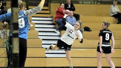 Bild: Hubert Ziegler
Wiebke Lang (Mitte) vom HC Sulzbach-Rosenberg erzielt hier einen ihrer insgesamt drei Treffer, während Torhüterin Marie Fichtinger (links) und Franziska Uschold (rechts) keine Abwehrmöglichkeit haben.