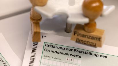 Symbolbild: Michael Reichel/dpa
Mit der neuen Grundsteuer wird es ab 2025 für manche Haus- und Grundeigner in Bärnau deutliche Veränderungen geben. Der Stadtrat legte jetzt neue Hebesätze fest.