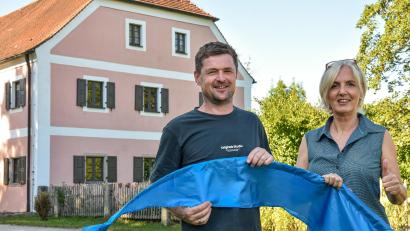 Bild: Stephan Huber
Kulturführerin Tina Seng hatte die Idee zum "Tag des Wassers" in Theuern, Tobias Birner vom Heimatverein Theuern unterstützt sie bei der Umsetzung. Blaue Fahnen zeigen den Besuchern den Weg zu den Angeboten rund um die alte Mühle (im Hintergrund).