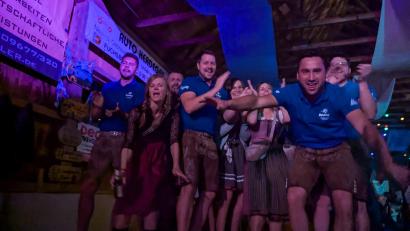 Bild: wel
Die Kirwagesellschaft feiert bei fetziger Stimmungsmusik im Festzelt.