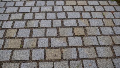 Bild: bnr
Zu den wasserdurchlässigen Pflastersystemen zählen Hofflächen mit einem Pflaster dessen Fugenbreite mindestens ein Zentimeter beträgt und die an eine Versickerungsanlage angeschlossen sind.