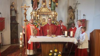 Bild: rha
Den Namenstag der Bergkirche feiern mit Gläubigen aus dem ganzen Landkreis (von links) Pfarrvikar Pater Jimmy Joseph, Pfarrer Thomas Helm, Pfarrer Benny Joseph und Stadtpfarrer Hrudaya Madanu.