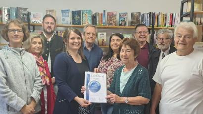 Bild: gis
Mitarbeiterin Elisabeth Kraus (von links), Edeltraud Nickl (Pfarrbüro), Bürgermeister Sebastian Voit, Christina Schnödt, Mitarbeiter Albert Kastl, Mitarbeiterin Annette Schick-Teufel, Leiterin Selma Markhof, Pfarrer Ferdinand Weinberger, Kirchenpfleger Manfred Prechtl und Unterstützer Armin Kellner freuen sich über die Auszeichnung.
