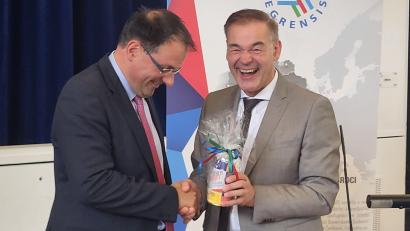 Bild: Wolfgang Würth
Zum Dank gibt es Wurst: Peter Berek (rechts) überreicht an Staatssekretär Martin Schöffel eine Freundschafts-Wurst aus Selb.