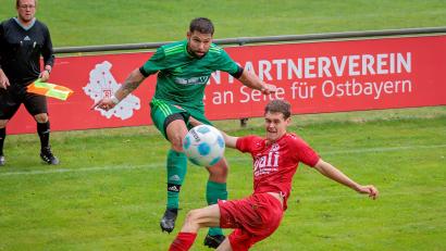 Bild: Günter Uschold
Der Nabburger Lukas Reitinger (rechts) im Zweikampf mit Bastian Welnhofer vom FC OVI/Teunz. Der TV siegte überraschend hoch mit 4:1.