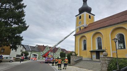 Bild: Karl Georg Haubelt/exb
Schauplatz der (hier im Bild laufenden) Bergungsaktion am Sonntag war die Pfarrkirche Sankt Michael in Wiesau.