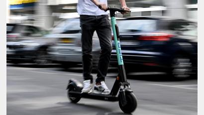 Symbolbild: Britta Pedersen/dpa
Bisher haben Elektrokleinsfahrzeuge wie dieser E-Scooter in der Fußgängerzone nichts zu suchen. Das ändert sich jetzt.
