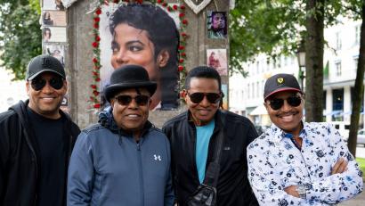 Bild: Lennart Preiss/dpa
Tito Jackson (Zweiter von links) war mit seinen Brüdern Jackie und Marlon sowie seinem Sohn Taryll erst vor einer Woche in München. (Archivbild)