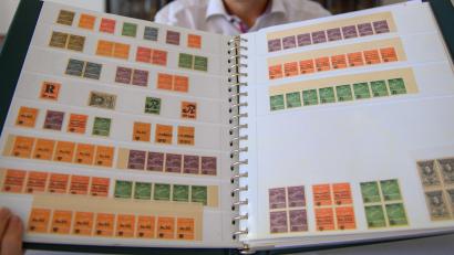 Symbolbild: Klaus-Dietmar Gabbert
In Amberg ist eine wertvolle Briefmarkensammlung gestohlen worden. Briefmarken, wie hier im Beispielbild, können einen hohen Wert erreichen.