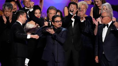 Bild: Chris Pizzello/Invision/AP/dpa
Das „Shogun“-Team nimmt den Emmy Award für die beste Dramaserie des Jahres entgegen.