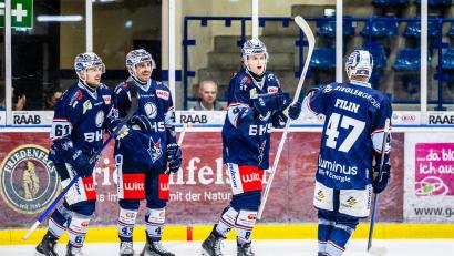 Bild: Tobias Neubert
Ob Neal Samanski (Zweiter von rechts) am Freitag beim DEL-2-Start gegen den ESV Kaufbeuren für die Blue Devils Weiden spielen darf, ist nach seiner Spieldauerdisziplinarstrafe im Testspiel gegen die Starbulls Rosenheim noch fraglich.
