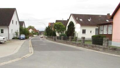 Bild: Richard Kammerer
Ein Ärgernis ist seit langem der Zustand des Ossangerweges. In der Sitzung des Marktgemeinderates wurde ein Auftrag an das Ingenieurbüro Zwick erteilt, damit die Sanierung nun in Angriff genommen wird.