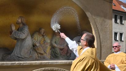 Bild: gf
Nach dem Festgottesdienst am Sonntag segnete Pfarrer Thomas Helm die restaurierten Figuren der Ölbergkapelle hinter der Basilika St. Martin.