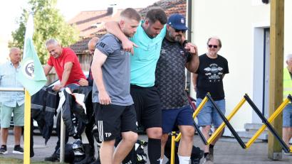Bild: Gebert
Der verletzte Schiedsrichter Mario Kiefl (Mitte) wird vom Platz geführt. Aus: SV Mitterteich - SV Unterreichenbach 1:1.