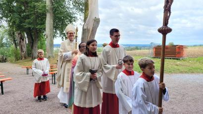Bild: rha
Zum letzten Bergfestgottesdienst zieht Weihbischof Dr. Josef Graf aus Regensburg in Begleitung von Stadtpfarrer Hrudaya Madanu und den Ministranten in die Bergkirche ein.