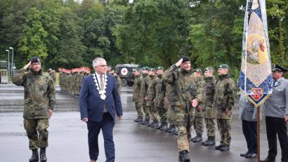 Bild: bnr
Oberstleutnant Marek Krüger (links), Bürgermeister Richard Tischler und Oberst Axel Hardt schreiten die Front der angetretenen Soldaten ab.