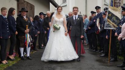Bild: wel
Durch ein Spalier aus Vereinsvertretern schreiten Sandra und Hubert Roth nach der Trauung