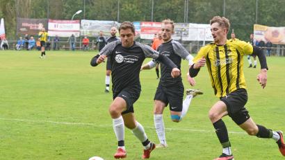 Bild: Gebert
Der FC Tirschenreuth gewann bei der bisher unbesiegten SpVgg Weißenstadt mit 4:1. Hier zieht der zweifache Torschütze Nico Stark (rechts) an den SpVgg-Akteuren Maximilian Hartbauer (links) und Jan Albrecht vorbei.
