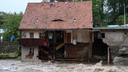 Bild: Maciej Kulczynski/PAP/dpa
Hochwasser hat im polnischen Kurort Ladek-Zdroj (Bad Landeck) Schäden angerichtet.